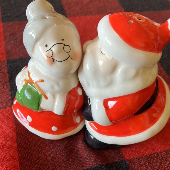 EUC Santa and Mrs Claus salt and pepper shakers - Picture 9 of 9